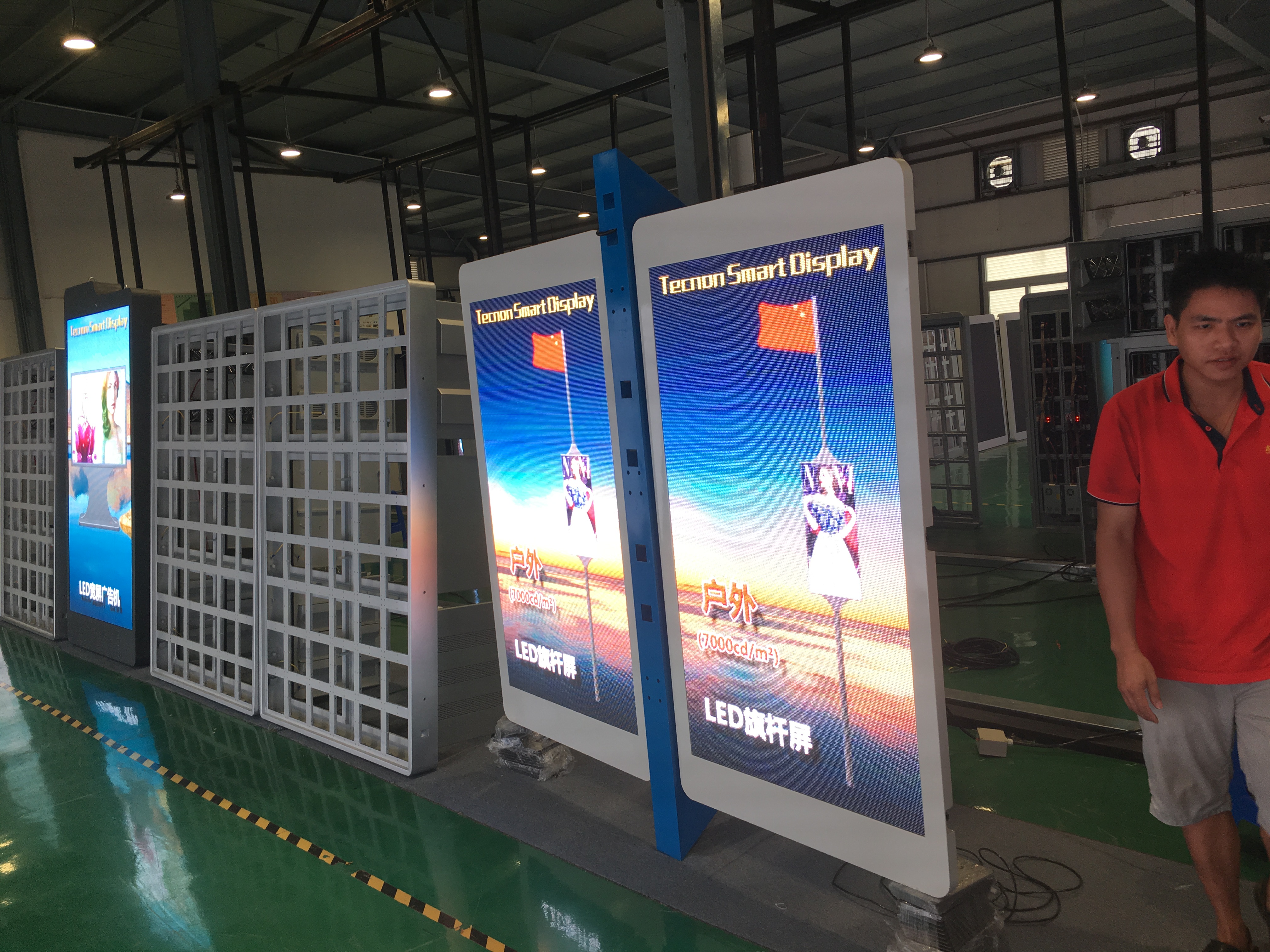 2019年新款LED燈桿屏與LED廣告機 一體化智能傳播解決方案